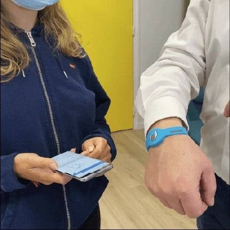 2-Presentez-votre-bracelet-connecte-LOKALERO